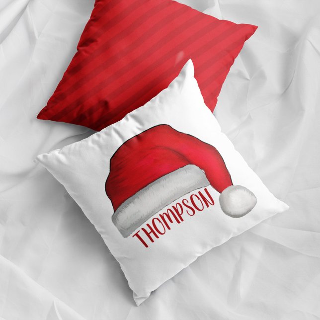 Coussin Mignonne Noël Whimsical Noël Fête du Père Noël (Personalized Santa hat Christmas pillow with custom family name festive holiday home decor accent.)