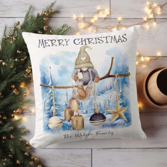 Coussin Mignonne Whimsical Winter Lady Gnome Joyeux Noël (Cute Whimsical Winter Lady Gnome Merry Christmas Throw Pillow-Unique Design, Watercolor Illustration)