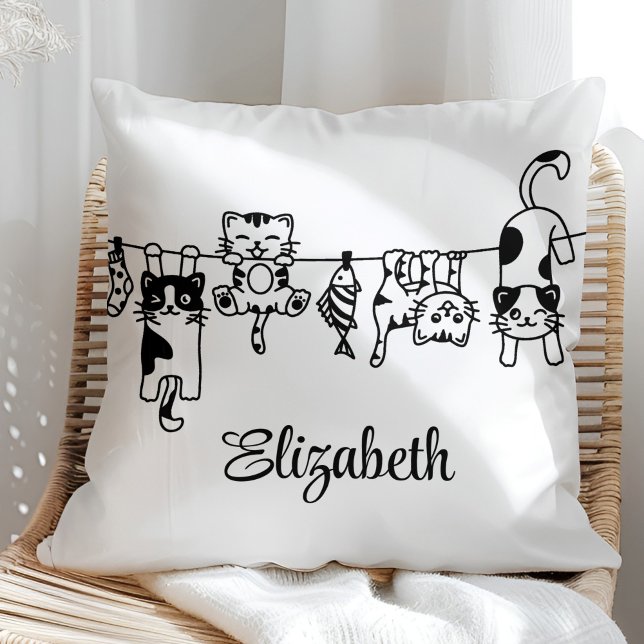 Coussin Mignons chatons suspendus avec nom personnalisé (Cute Hanging Kittens Custom Name Throw Pillow in a sunny boho neutral rattan chair.)