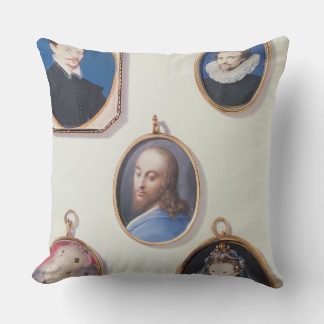 Coussin Miniatures. de LtoR, TtoB : Monsieur Arundel (Recto)