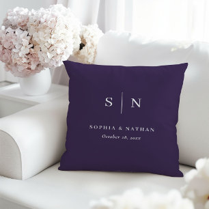 Coussin Minimaliste et Chic Violet Monogramme de Mariage