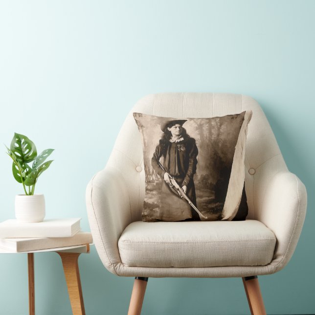 Coussin Miss Annie Oakley avec pistolet, Portrait photo Vi (Chaise)