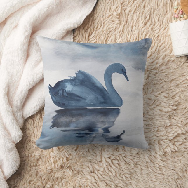 Coussin Misty Reflections | Moody Dusty Blue Swan sur le l (Couverture)
