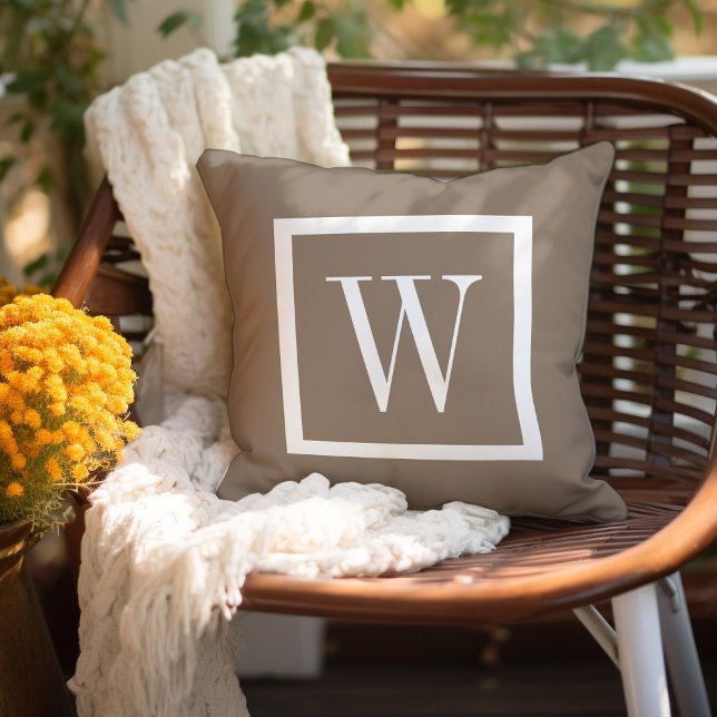Coussin Mocha Brown et blanc Preppy Carré Monogramme (Créateur téléchargé)