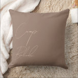 Coussin Mocha Mousse, mariée de camp personnalisée<br><div class="desc">Ajoutez une touche d'élégance douillette à votre fête de bachelorette avec ce coussin Camp Bride personnalisé en couleur de l'année 2025 Mocha Mousse couleur. Doté d'un élégant texte de script Cream Tan, ce coussin est une pièce de conservation ou de décoration parfaite pour des célébrations de mariées rustiques d'inspiration nature....</div>