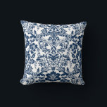 Coussin Modèle de Damas florales ornementales bleu marine<br><div class="desc">Ajoutez ce coussin élégant et classique à votre espace. Il présente un motif ornemental bleu marine à damas floral. Ce coussin de damas bleu sera parfait pour vos chambres ou salons. D'autres couleurs sont disponibles.</div>