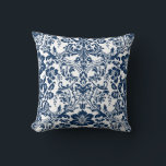 Coussin Modèle de Damas florales ornementales bleu marine<br><div class="desc">Ajoutez ce coussin élégant et classique à votre espace. Il présente un motif ornemental bleu marine à damas floral. Ce coussin de damas bleu sera parfait pour vos chambres ou salons. D'autres couleurs sont disponibles.</div>