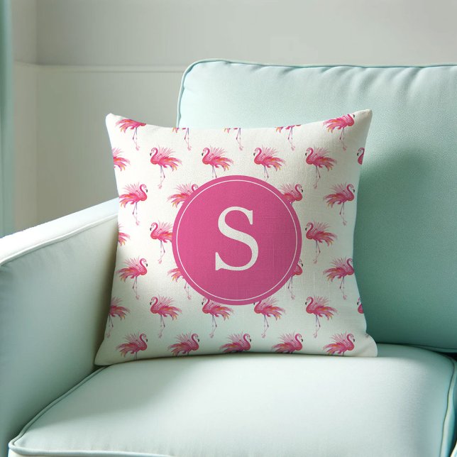Coussin Modèle de flamant rose tropicale monogramme (Personalized gifts for her monogrammed pink flamingo pillow. Watercolor art by Victoria Grigaliunas)