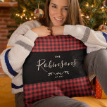 Coussin Modèle Russe Moderne Rouge Buffalo Plaid Family Sc<br><div class="desc">Coutume famille jetez l'oreiller avec votre nom de famille dans la calligraphie script dans ce design moderne de plaid de buffle rouge rustique.</div>