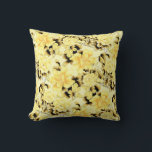 Coussin Modèle Vintage jaune<br><div class="desc">L'oreiller moderne est doté d'un motif de papier peint vintage fleuri dans une palette de couleurs jaune pâle. Joli motif fleuri ornemental, ce coussin décoratif apportera une touche féminine et un éclat de couleur dans votre chambre ou espace préféré. Un élégant coussin décoratif pour votre salon ou chambre familiale canapé,...</div>