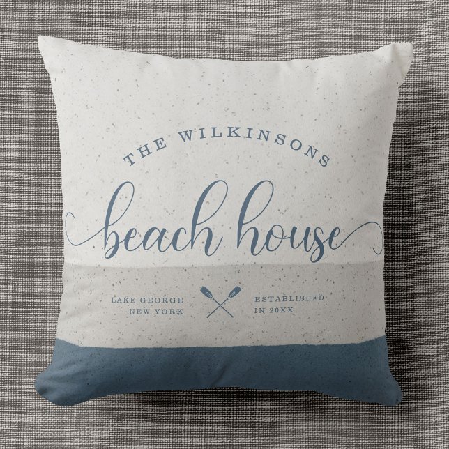 Coussin Modern Beach House Nom de famille Brève Script Ble (Créateur téléchargé)