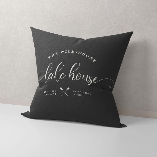 Coussin Modern Lake House Family Name Brush Script Gray (Créateur téléchargé)