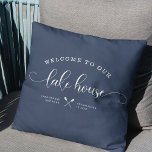 Coussin Modern Lake House Nom de famille Welcome Script Bl<br><div class="desc">Écriture de brosse moderne et chic Lire BIENVENUE À NOTRE MAISON DU LAC dans un design à la mode basé sur la typographie. Grand décor personnalisé coussin pour votre maison loin de la maison. A la fois romantique et élégante, notre coussin bleu marine poussiéreux présente une illustration de canoë douce...</div>