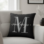 Coussin Modern Monogram Minimal Black White<br><div class="desc">Add a touch of modern elegance to your home with this personalized monogram design featuring a large initial and name in script. Perfect for bedrooms,  living rooms,  or as a thoughtful custom gift for any stylish home. Created by Simply Farmhouse Press.</div>