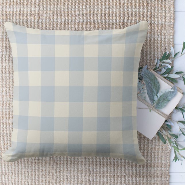 Coussin Moderne ferme Poudre Bleu Buffalo Plaid (Modern farmhouse throw pillow powder blue and beige buffalo plaid couch pillow )
