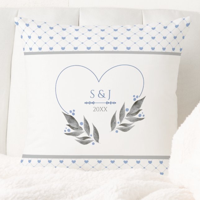 Coussin Moderne Initiales de l'Année de Mariage Couple Gri (This Modern Blue Wedding Pillow is an elegant keepsake for celebrating a couple's journey)
