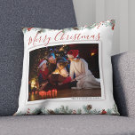 Coussin Moderne Joyeux Noël Famille Photo Russe<br><div class="desc">Transformez votre décor de vacances en une célébration chaleureuse de souvenirs de famille avec notre Photo personnalisée de famille Jeu d'Oreiller de Noël. Imaginez un accent festif qui saisit parfaitement l'amour et la joie de vos moments les plus chers, et qui vous donne instantanément l'impression d'être chaleureux, accueillant et unique...</div>