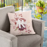 Coussin Moderne Pastel Rose & Flore Rouge Avec Initiale<br><div class="desc">Le Moderne Pastel Rose & Rouge Floral avec le design Initial est une combinaison visuellement étonnante et sophistiquée de teintes pastel rose doux et des tons rouges vibrants. Au centre du design se trouve une initiale personnalisable, ajoutant une touche personnelle à l'esthétique globale. La première est audacieuse et proéminente, se...</div>