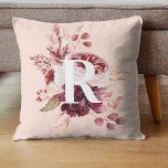 Coussin Moderne Pastel Rose & Flore Rouge Avec Initiale<br><div class="desc">Le Moderne Pastel Rose & Rouge Floral avec le design Initial est une combinaison visuellement étonnante et sophistiquée de teintes pastel rose doux et des tons rouges vibrants. Au centre du design se trouve une initiale personnalisable, ajoutant une touche personnelle à l'esthétique globale. La première est audacieuse et proéminente, se...</div>