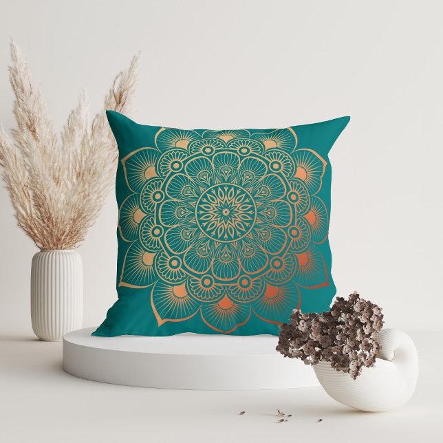 Coussin Moderne Turquoise Peach Mandala (Modern Turquoise Peach Mandala Throw Pillow in a white room with dry flowers)