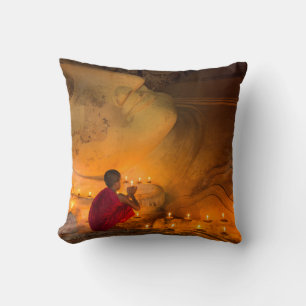 Coussin Moine priant près d'un Bouddha