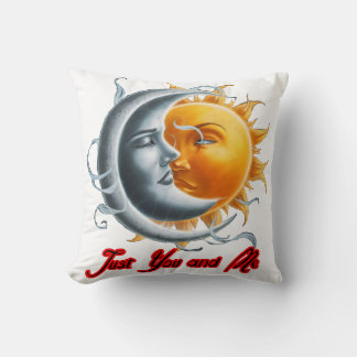 Coussin Moment intime entre la Lune et le Soleil sur un