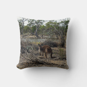 Coussin Moment tranquille : Kangaroo australien à Billabon