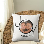 Coussin Mon amour, grand-mère Photo personnalisée<br><div class="desc">Ce Coussin photo élégant est décoré avec le mot JOY et dit "We Love You Grand-mère." Facilement personnalisable avec votre photo,  ce qui en fait un cadeau parfait pour grand-mère.</div>