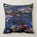 Coussin Monet-Eau-Lis de Claude<br><div class="desc">Chef d'oeuvre de beaux-arts par Claude Monet (1840 - 1926) comportant ses nénuphars populaires de peinture de paysage basés sur des intensités de bleu,  de vert et de pourpre. Elle fait un beau coussin pour des amants et chacun d'impressionisme qui apprécient de vrais beaux-arts.</div>