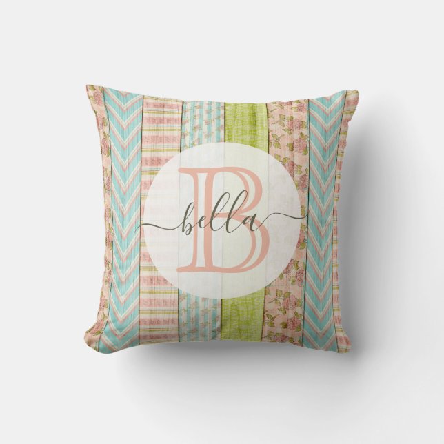 Coussin Monogramme avec nom et roses usées sur bois rustiq (Recto)