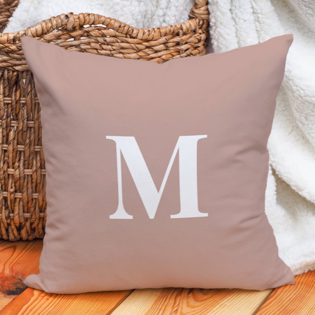 Coussin Monogramme blanc rose pâle couleur modifiable (Editable Color Blush Pink White Monogram Throw Pillow)