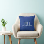 Coussin Monogramme bleu simple moderne<br><div class="desc">Lance un oreiller d'entreprise moderne avec un design bleu simple et minimal avec votre monogramme en caractères gras avec votre nom.</div>