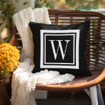 Coussin Monogramme Carré classique noir et blanc<br><div class="desc">Concevez votre propre oreiller à projeter sur mesure dans n'importe quelle combinaison de couleurs pour parfaitement coordonner avec votre décor maison dans n'importe quel espace! Utilisez les outils de conception pour modifier la couleur arrière - plan et la couleur de bordure carré, ou ajoutez votre propre texte pour inclure un...</div>