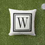 Coussin Monogramme Carré classique noir et blanc<br><div class="desc">Concevez votre propre oreiller à projeter sur mesure dans n'importe quelle combinaison de couleurs pour parfaitement coordonner avec votre décor maison dans n'importe quel espace! Utilisez les outils de conception pour modifier la couleur arrière - plan et la couleur de bordure carré, ou ajoutez votre propre texte pour inclure un...</div>