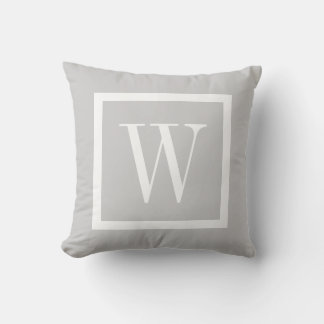 Coussin Monogramme Carré gris et blanc de la préppie