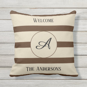 Coussin Monogramme de bienvenue Nom de famille Brown bande
