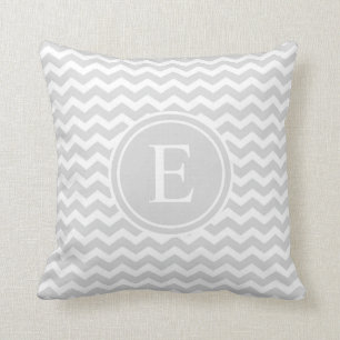 Coussin Monogramme de Chevron personnalisé par argent