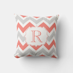 Coussin Monogramme de corail de motif de Chevron de blanc