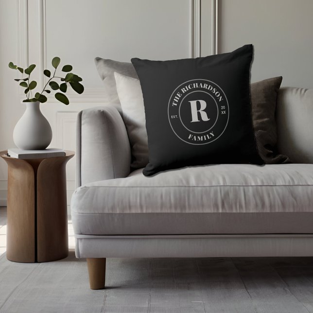 Coussin Monogramme de famille de style timbre gris foncé m (Créateur téléchargé)