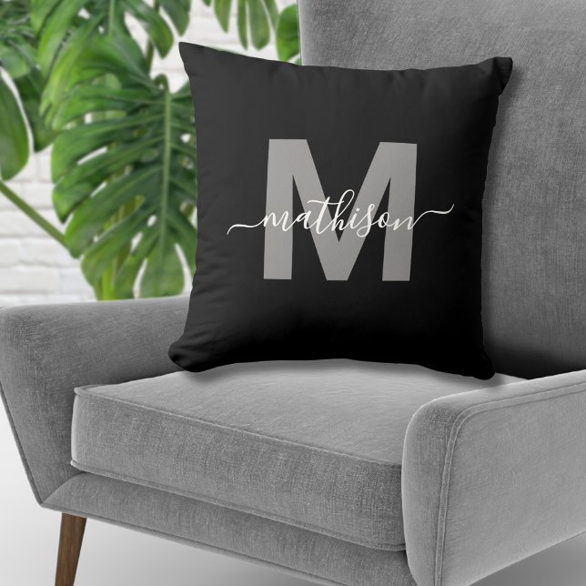 Coussin Monogramme de famille élégant noir et blanc (Elegant Black White Family Name Monogram Throw Pillow)
