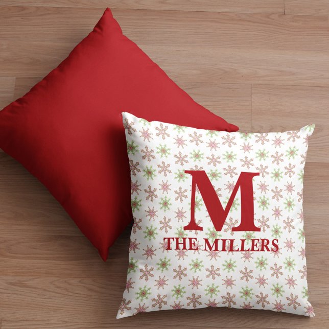 Coussin Monogramme de flocon rouge de Noël Personnalisé (Christmas red and green colorful snowflake pattern monogram pillow)
