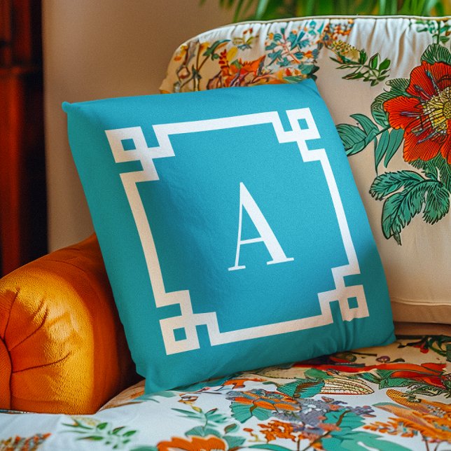 Coussin Monogramme de la bordure de clé grecque blanche et (Azure and White Greek Key Border Monogram Outdoor Pillow)