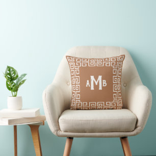 Coussin Monogramme de la bordure de clé grecque Brown de n