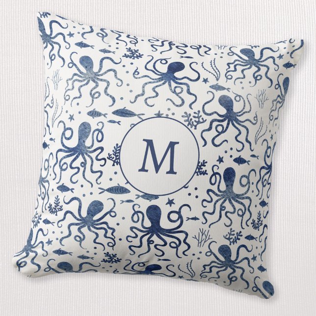 Coussin Monogramme de la pieuvre sous-marine aquarelle ble (Modern monogram initial personalized watercolor blue and white octopus coastal throw pillow)