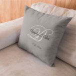 Coussin Monogramme de l'anniversaire de Mariage gris<br><div class="desc">Mariage anniversaire élégant carré jeter l'oreiller avec le monogramme du couple dans un script de calligraphie noir et blanc sophistiqué. Customiser la taille de police nécessaire pour les noms de mariée et de mariée. Customisez la couleur arrière - plan grise, ou la typographie moderne conçoit des couleurs. Vous pouvez changer...</div>