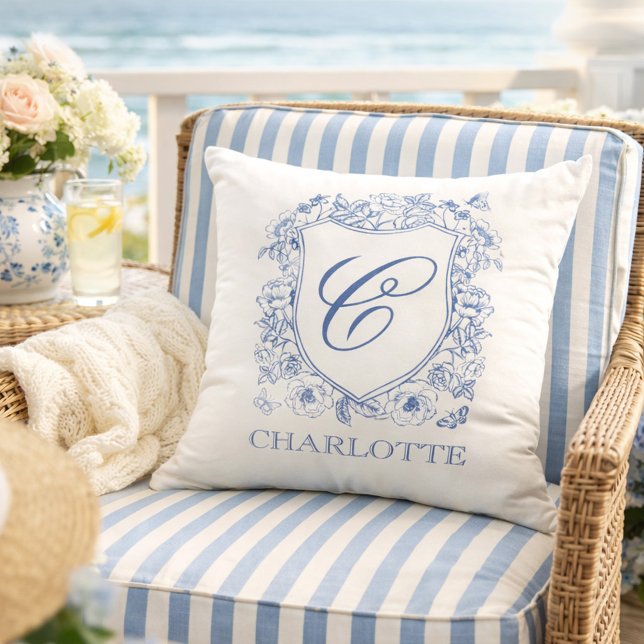 Coussin Monogramme de nom à armoiries florales bleu poussi (Créateur téléchargé)