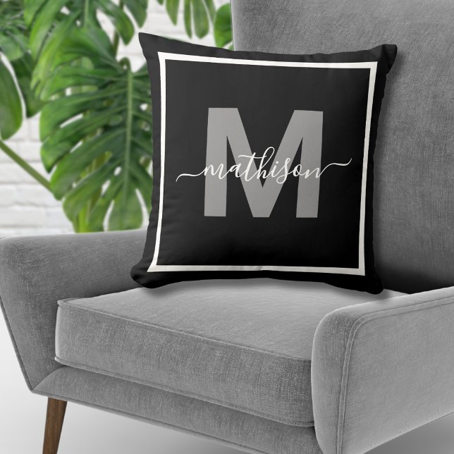 Coussin Monogramme de nom de famille personnalisé noir et  (Personalized Black White Family Name Monogram Throw Pillow )