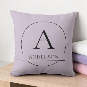 Coussin Monogramme de nom de famille simple lilas pastel m