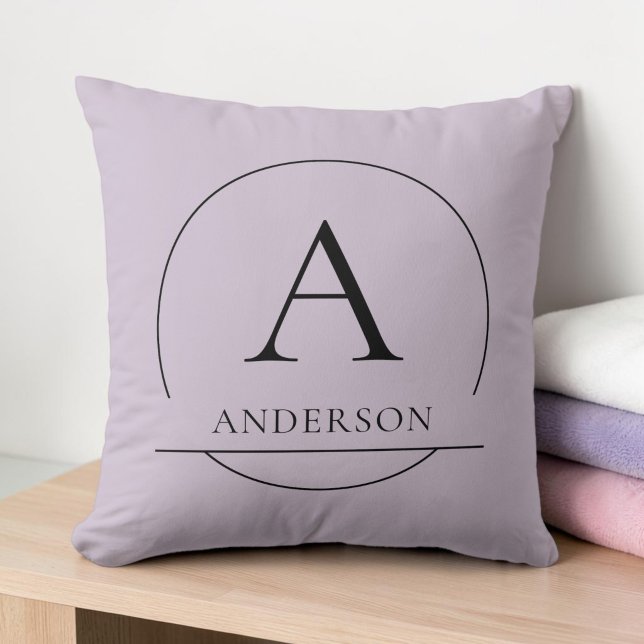 Coussin Monogramme de nom de famille simple lilas pastel m (Modern Pastel Lilac Simple Family Name Monogram Throw Pillow)