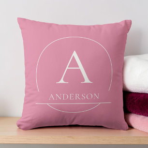 Coussin Monogramme de nom de famille simple rose moderne b